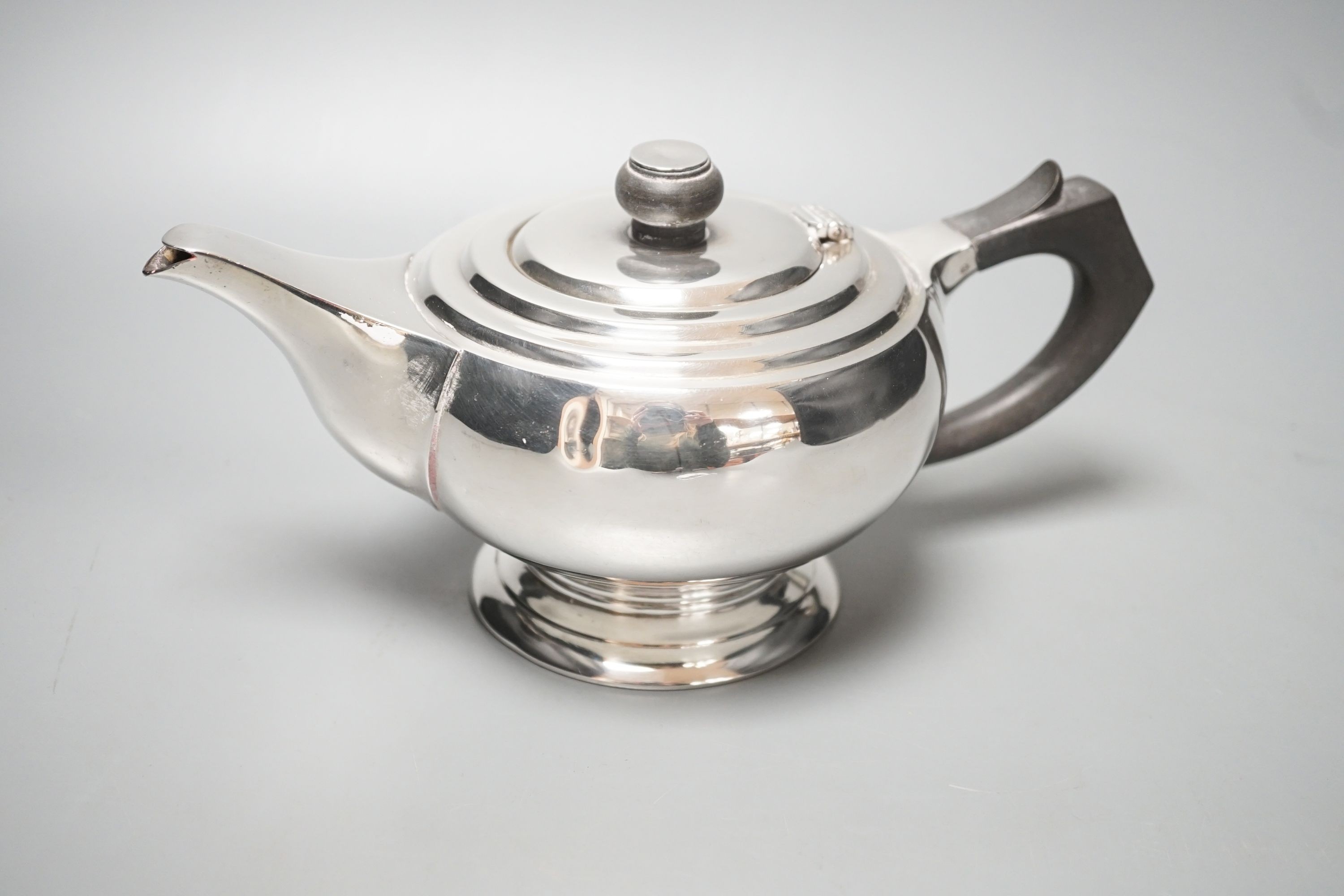 A George V silver teapot, by Joseph Gloster Ltd, gross 15oz.